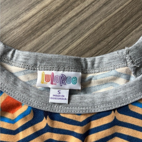 LuLaRoe Colorful Geometric Raglan Top - Picture 4 of 4